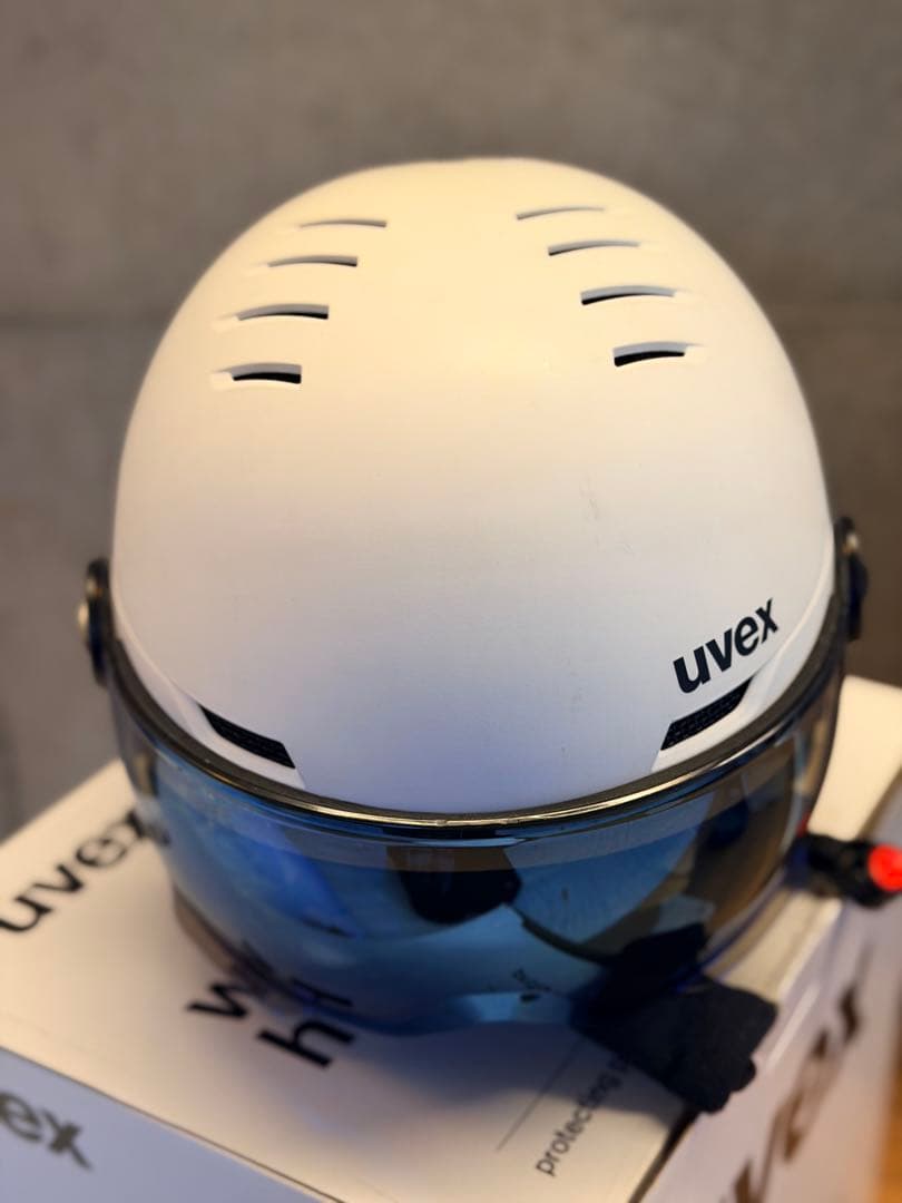uvex スキーヘルメット バイザー付き（ホワイト）51–55cm