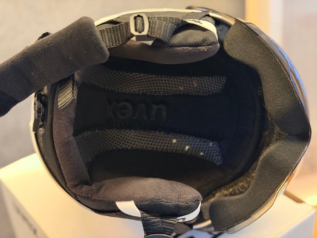 uvex スキーヘルメット バイザー付き（ホワイト）51–55cm