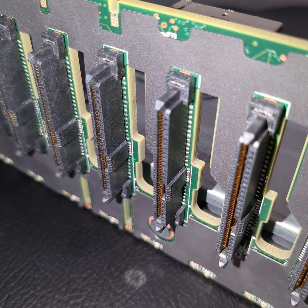 Dell サーバー用 2.5インチ SAS/SATA/NVMe バックプレーン
