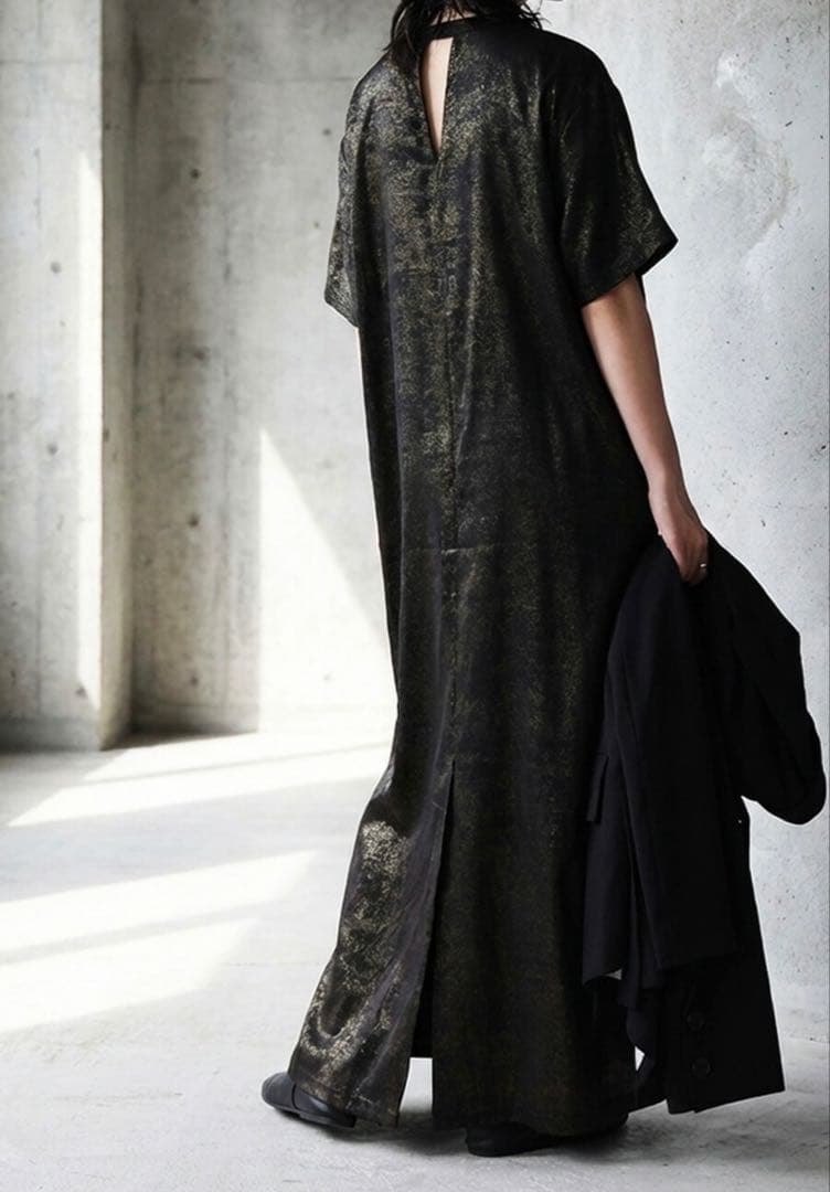 新品未使用　ブラックラメ　ロングドレス Vネック スリットあり