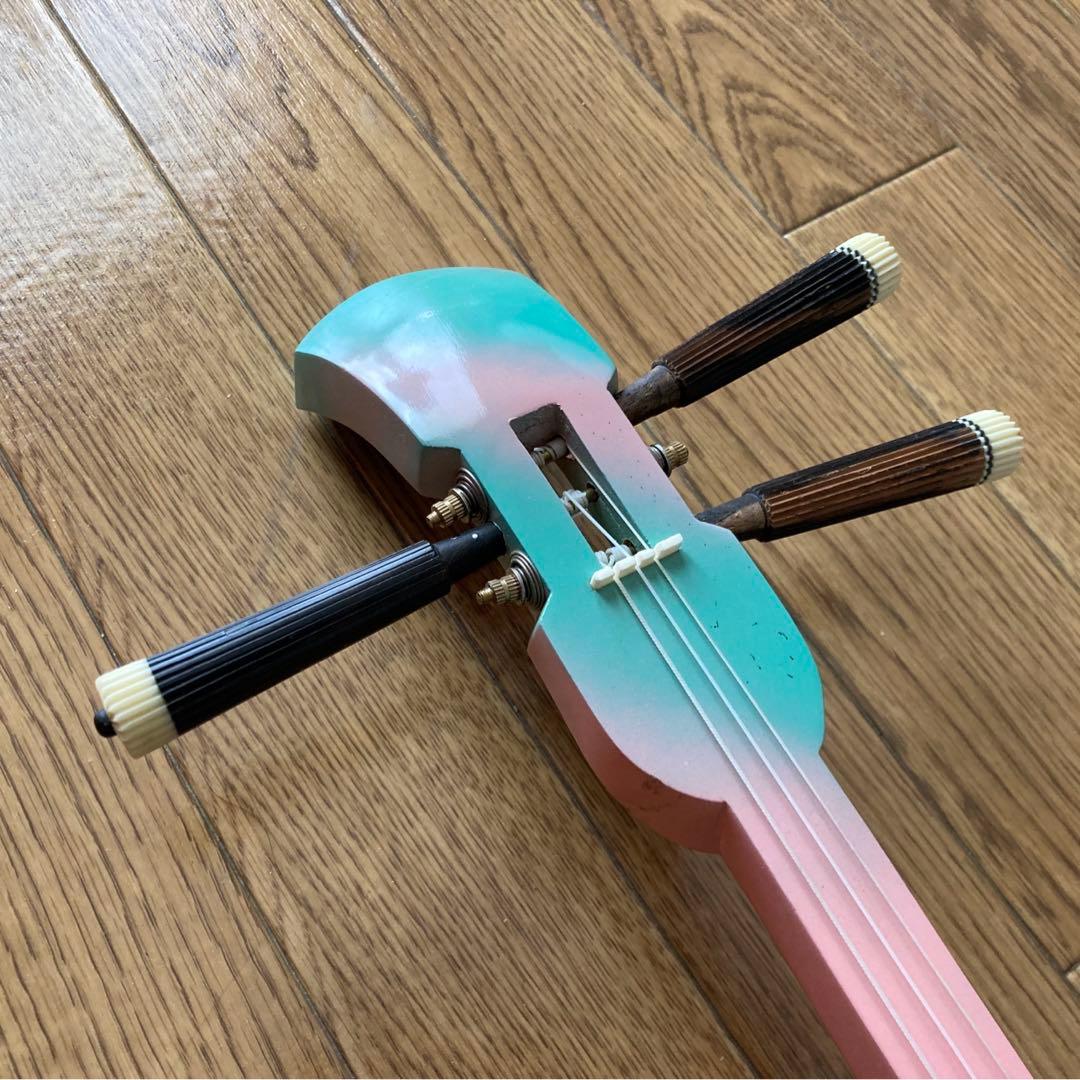 うるま市イメージデザインの三線（戻らないカラクイ付き）棹ピンク