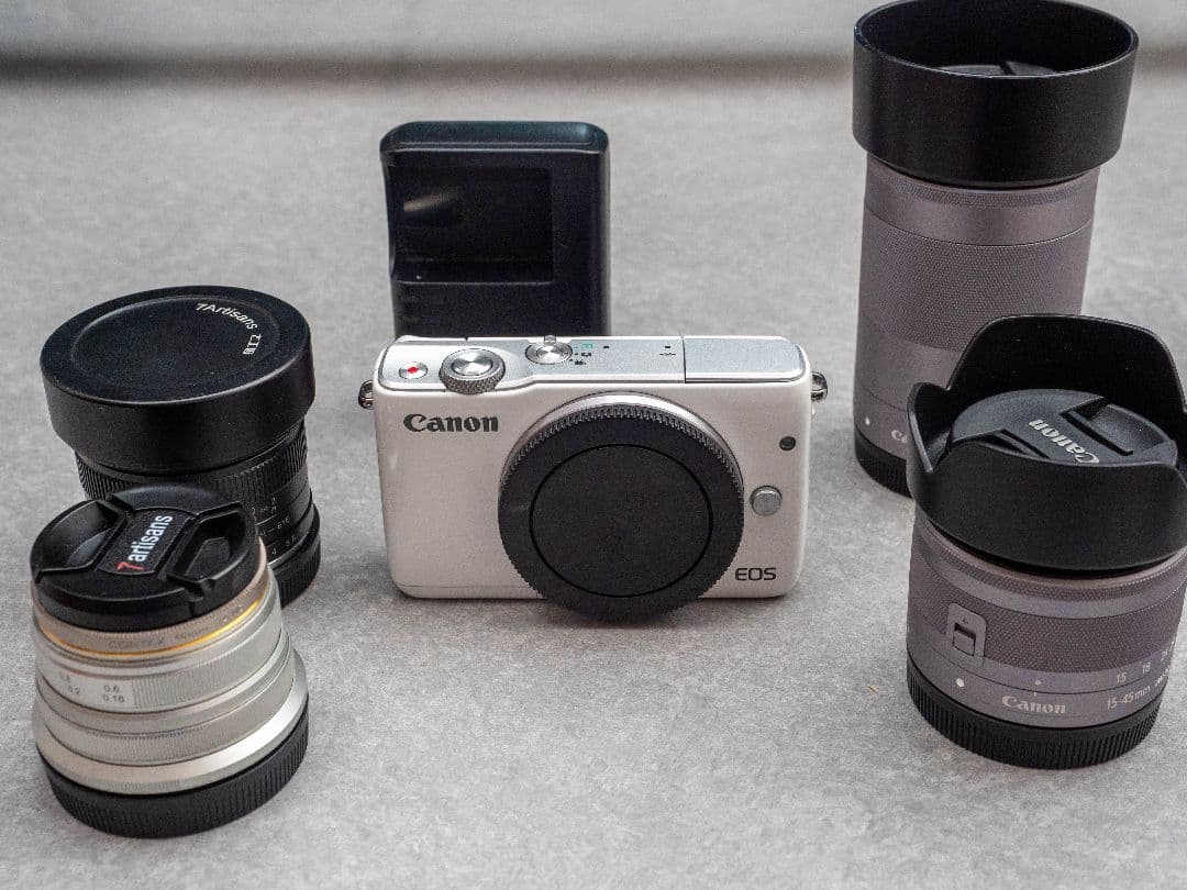 Canon EOS M10ダブルズームキット+単焦点レンズ２本付き