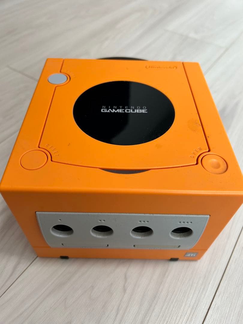 Nintendo ゲームキューブ本体 オレンジ コントローラー　ソフト2枚セット