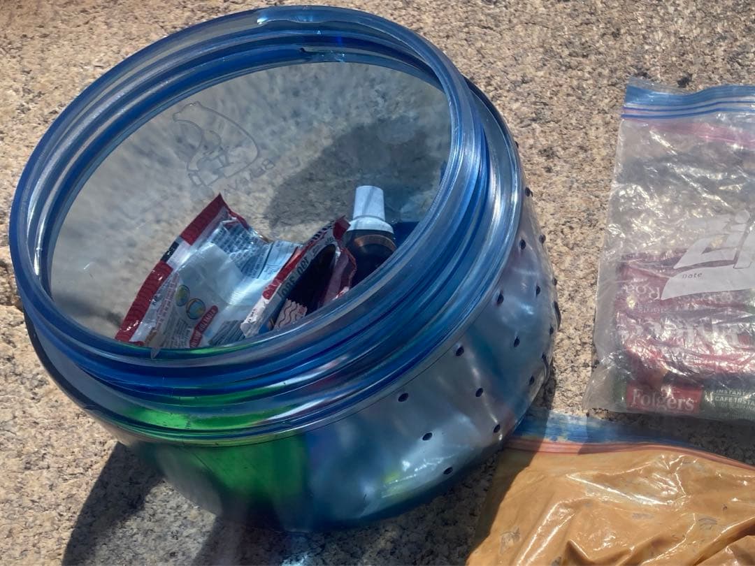 ベアキャニスター　ベアボルト　熊缶　Bearvalut JMT PCT 登山　山