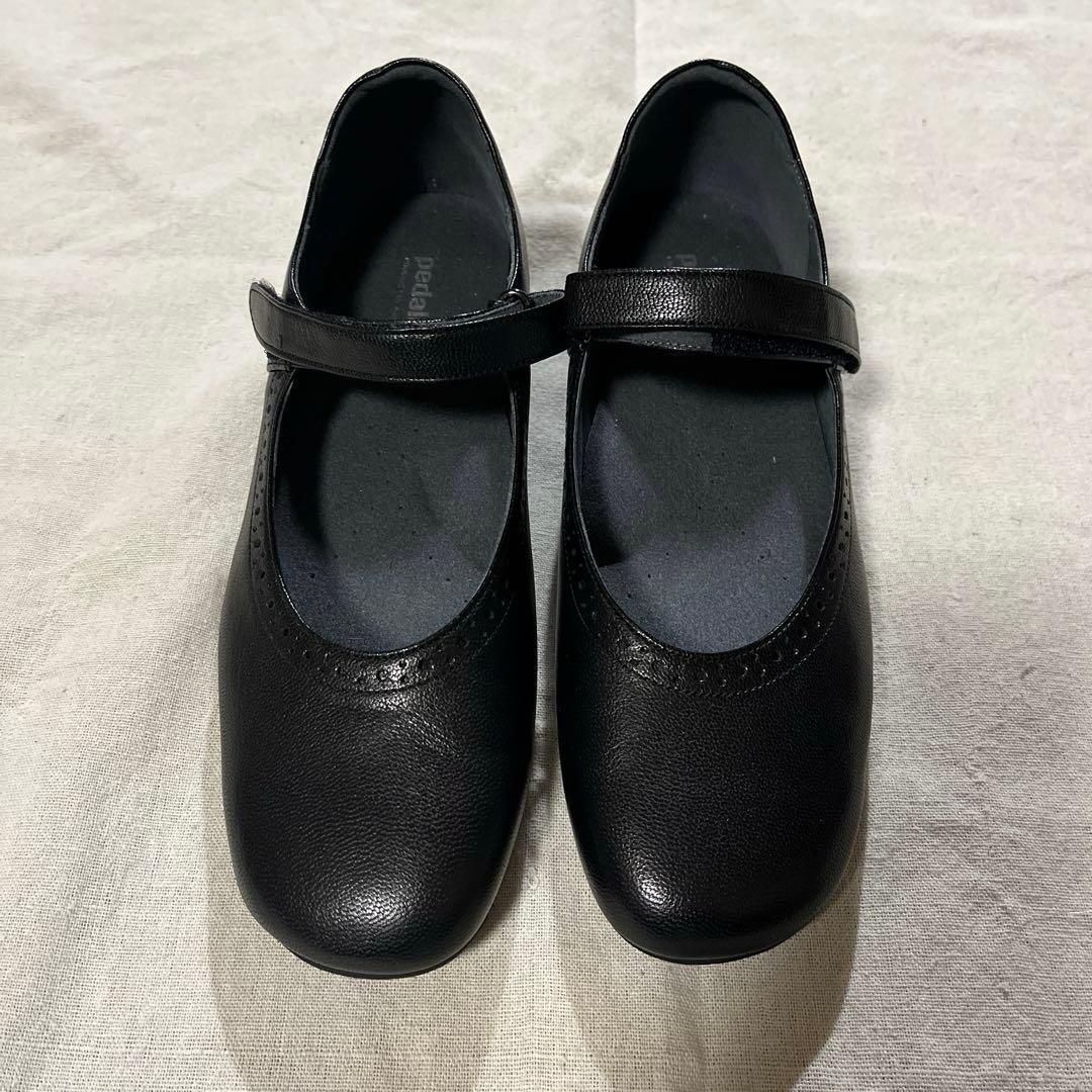 美品pedala ペダラ　フラットシューズ ストラップ付き23.5E アシックス