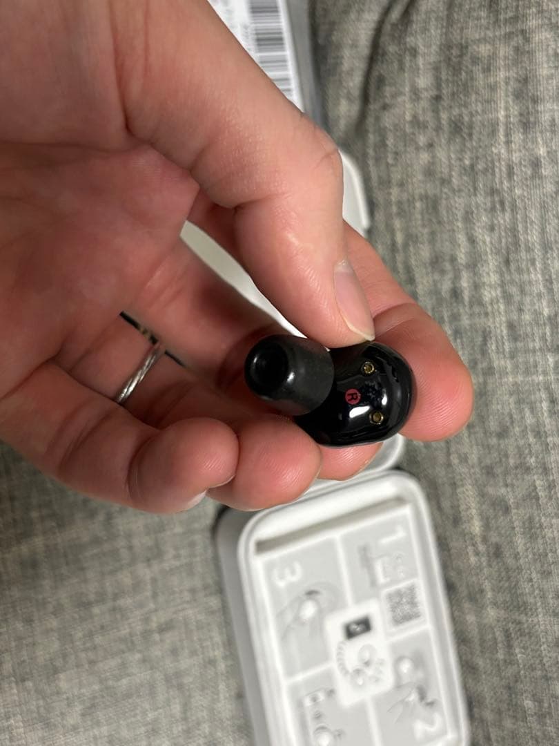 SONY WF-1000XM5 ケースと右耳イヤホン