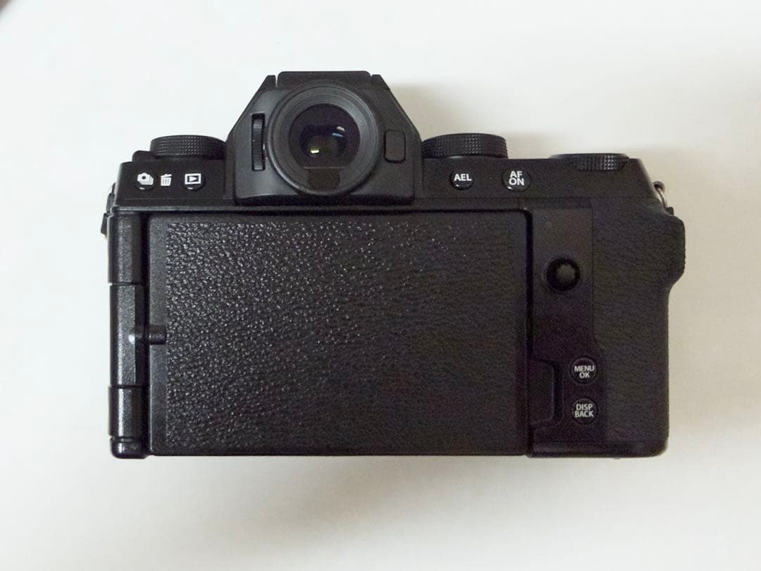 FUJIFILM X-S10 (バッテリー3個、ストラップ、SDカードあり)