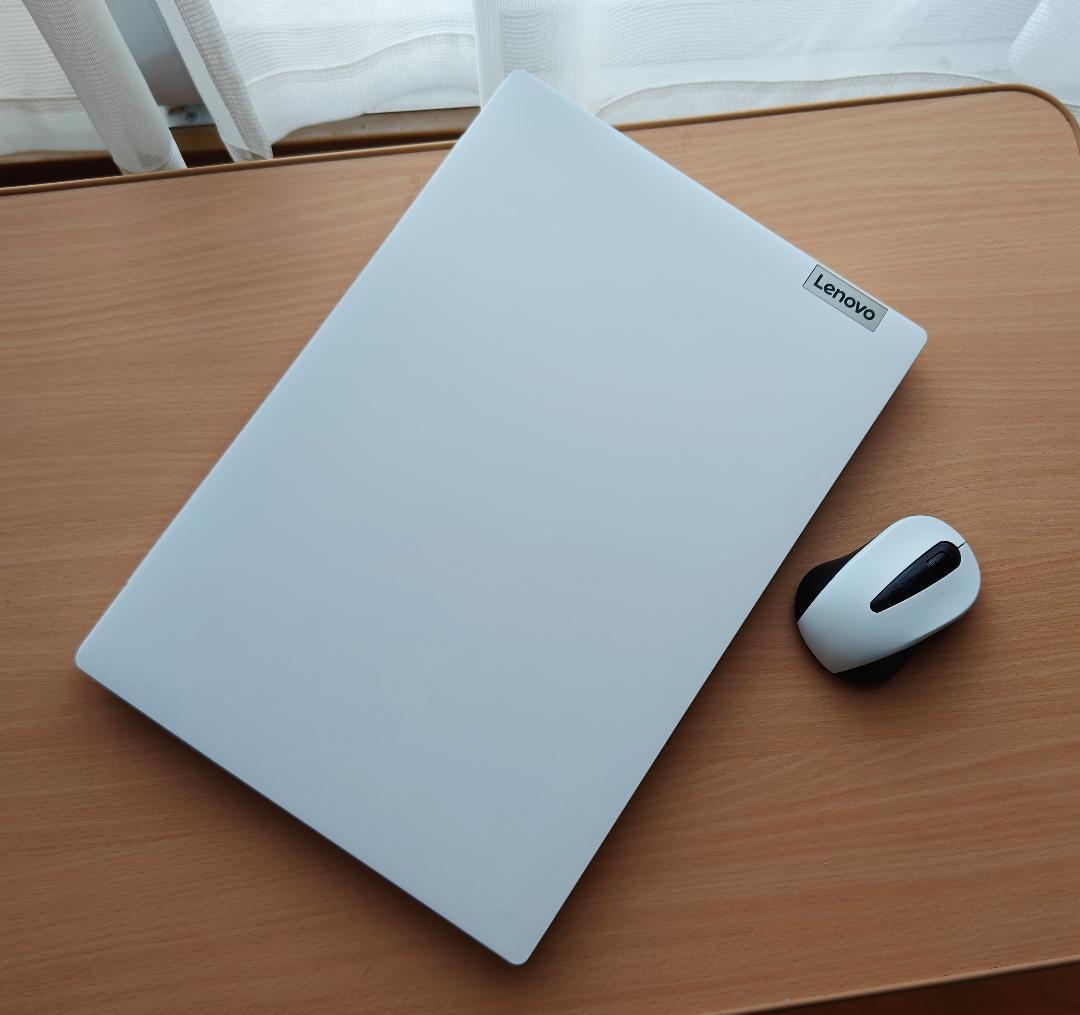 Lenovo Idiapadノートパソコン ホワイト