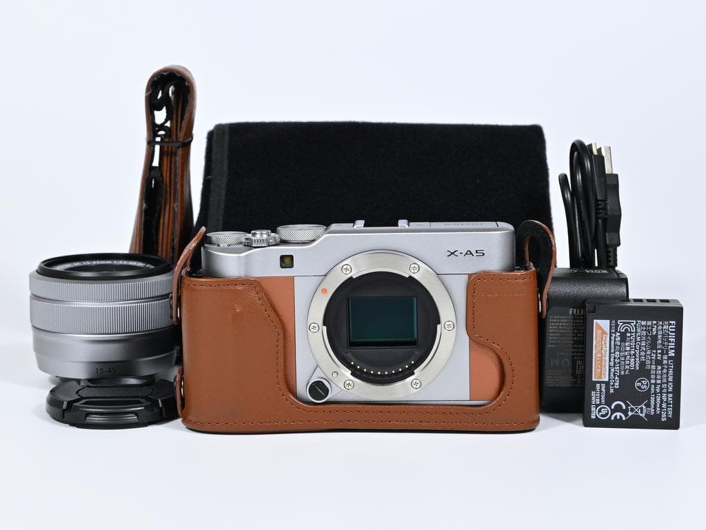 【超美品】 フジフイルム　FUJIFILM X-A5 レンズキット