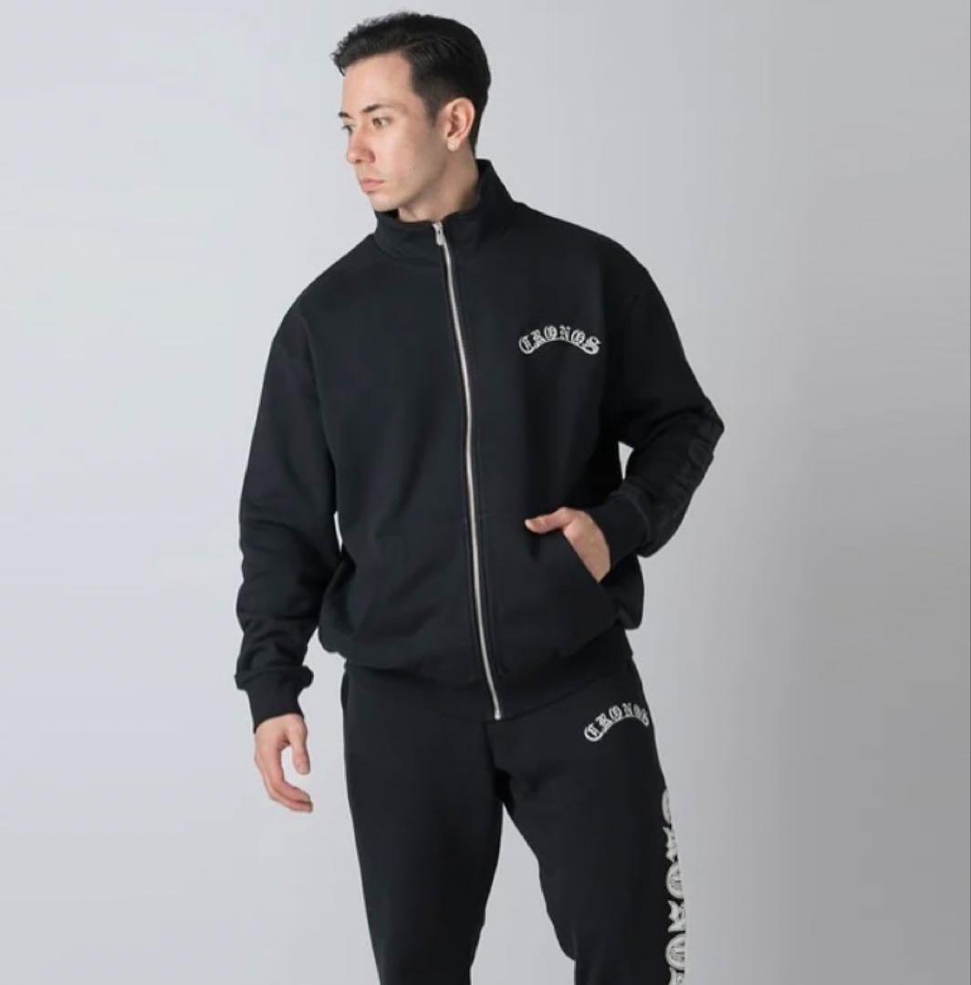 トップス CRONOS BLACKLETTER STAND ZIP JACKET
