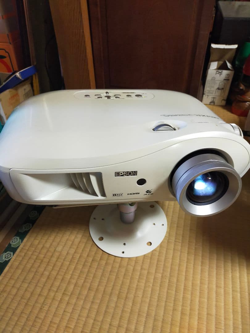 EPSON ホームプロジェクター EMP-TW　会議　プレゼン　700