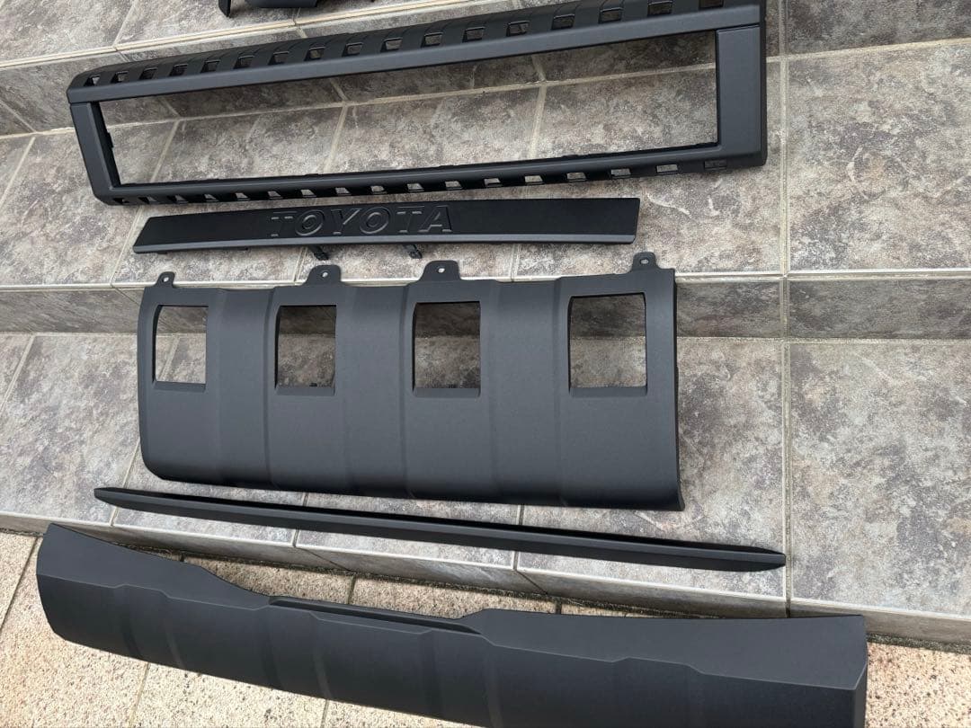 ランドクルーザー250 グリル　リア　ロアバンパー　ラプターライナー塗装