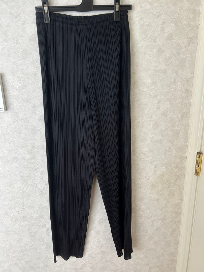 ブラック プリーツパンツ カットオフ裾