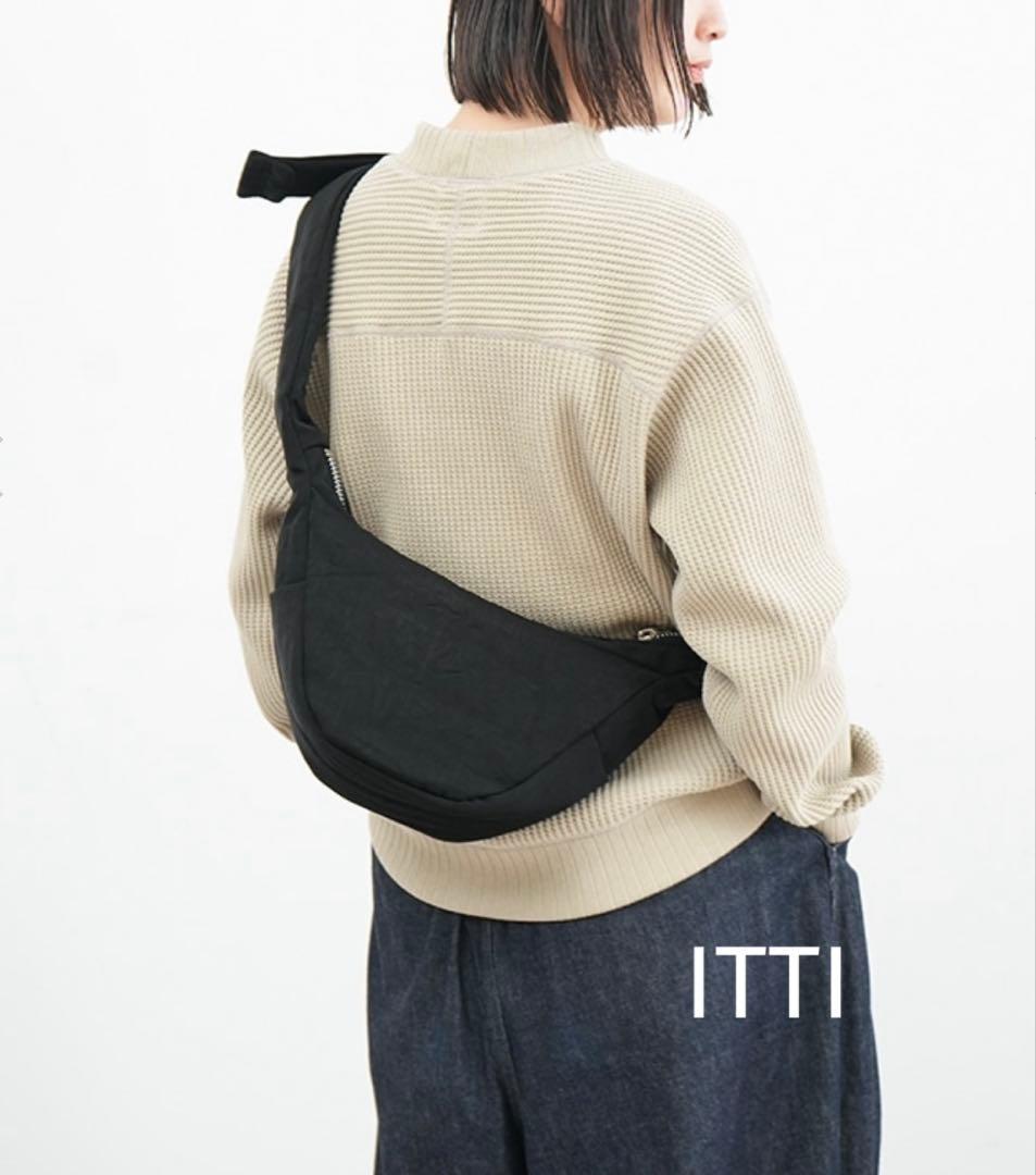【極美品】ITTI ANNIE PUFFER MINI MOONBAG ブラック