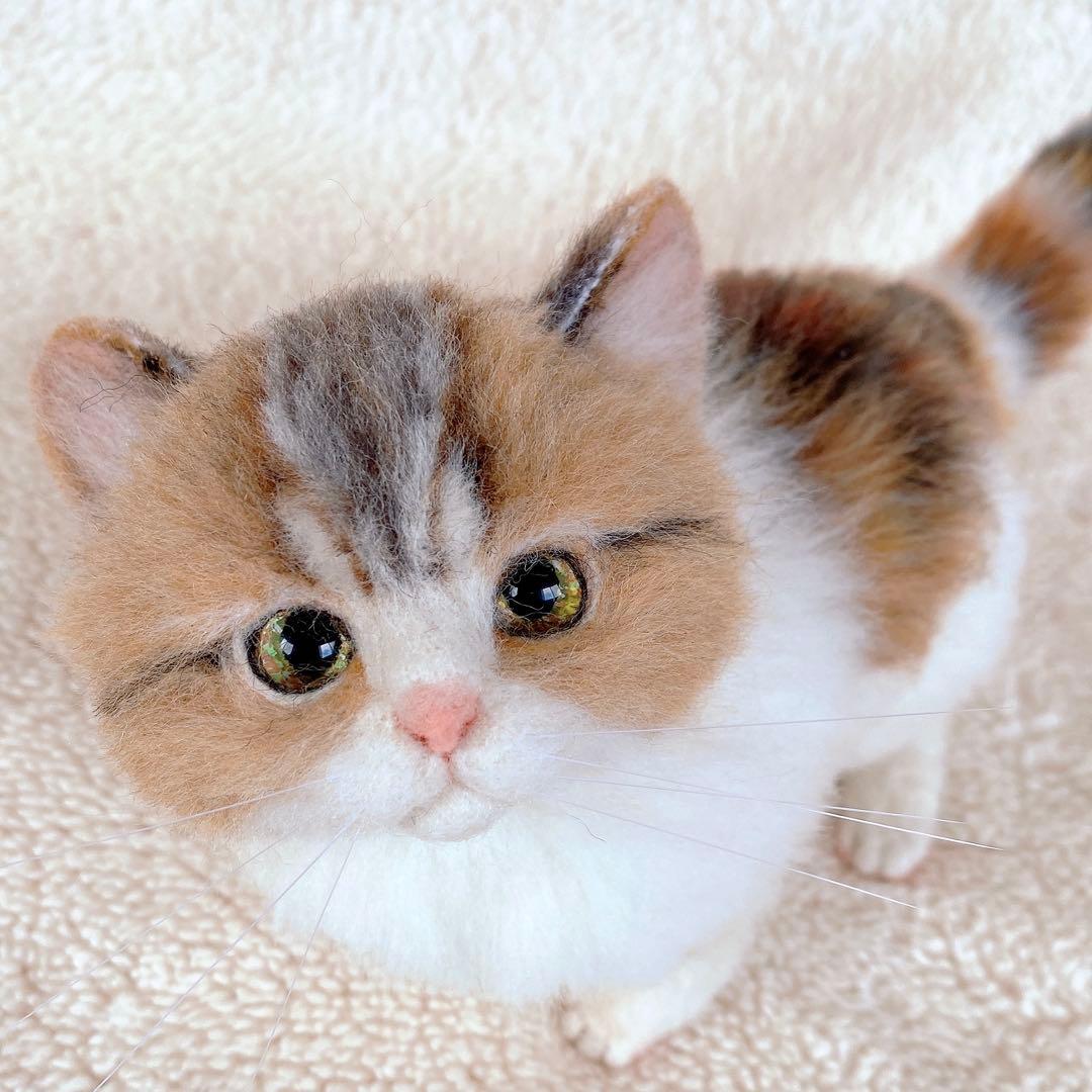 羊毛フェルト猫　全身　リアル可愛い三毛のマンチカン