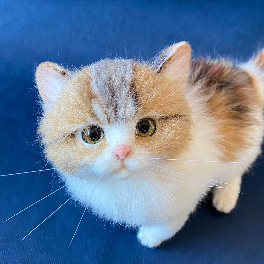 羊毛フェルト猫　全身　リアル可愛い三毛のマンチカン