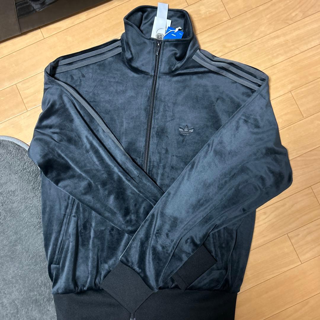 adidas ブラック ベロア　トラックジャケット Mサイズ ID053