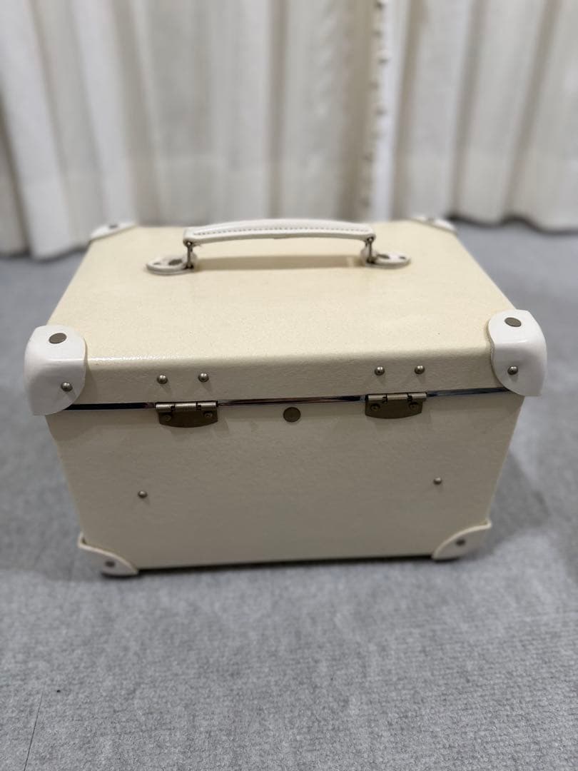 グローブトロッター　バニティ　限定　ホワイト