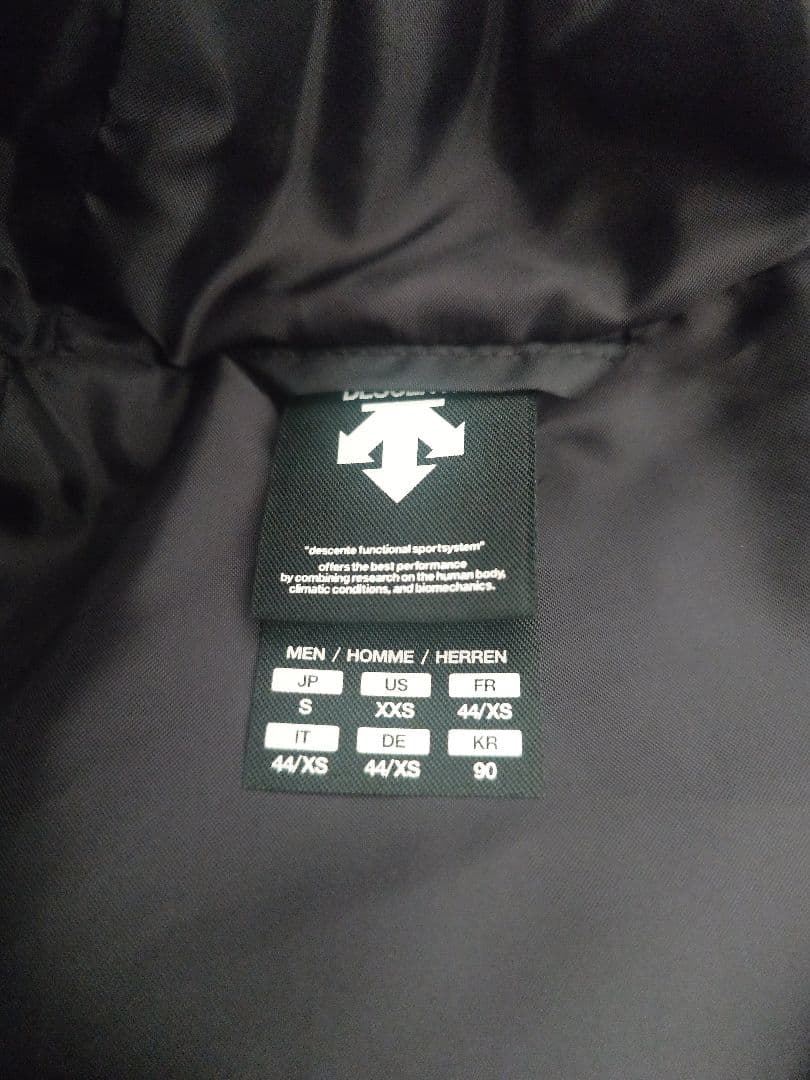 DESCENTE　フード付き ダウンコート　ブラック