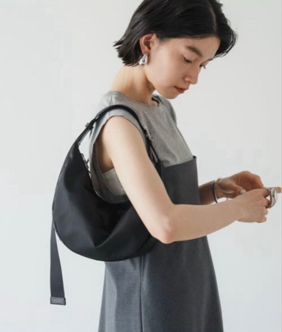 超美品ラシット ナイロン ラウンドショルダーバッグ 金具シルバー