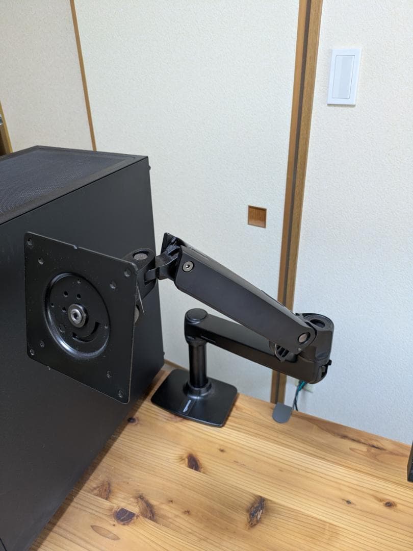 Amazonベーシック モニターアーム シングル（ブラック）32インチ対応