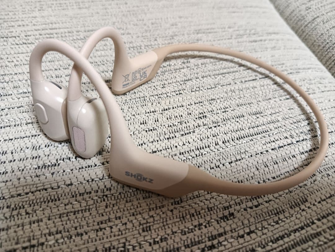 美品 希少ベージュ Shokz Openrun pro 本体、充電ケーブル