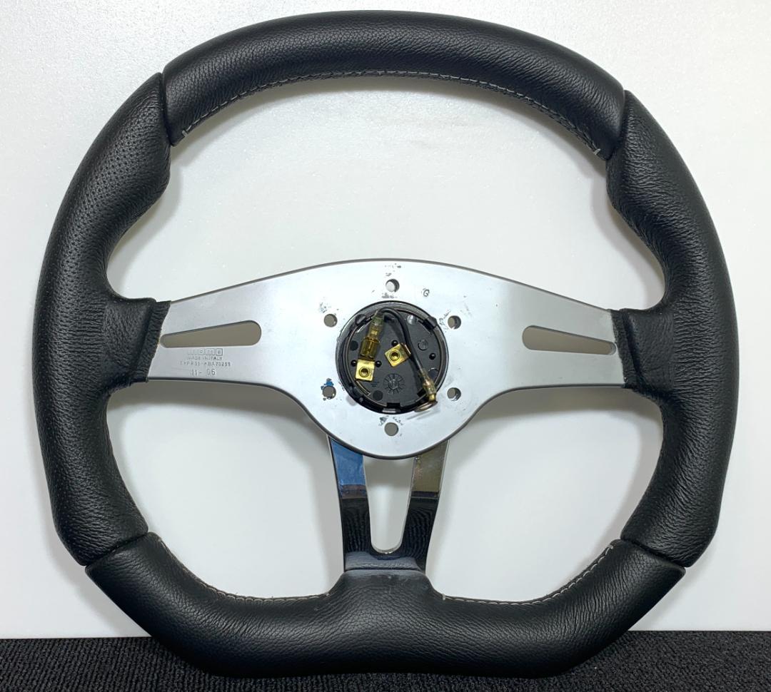 モモ トレックR ステアリング 35パイ ブラックレザー×シルバースポーク