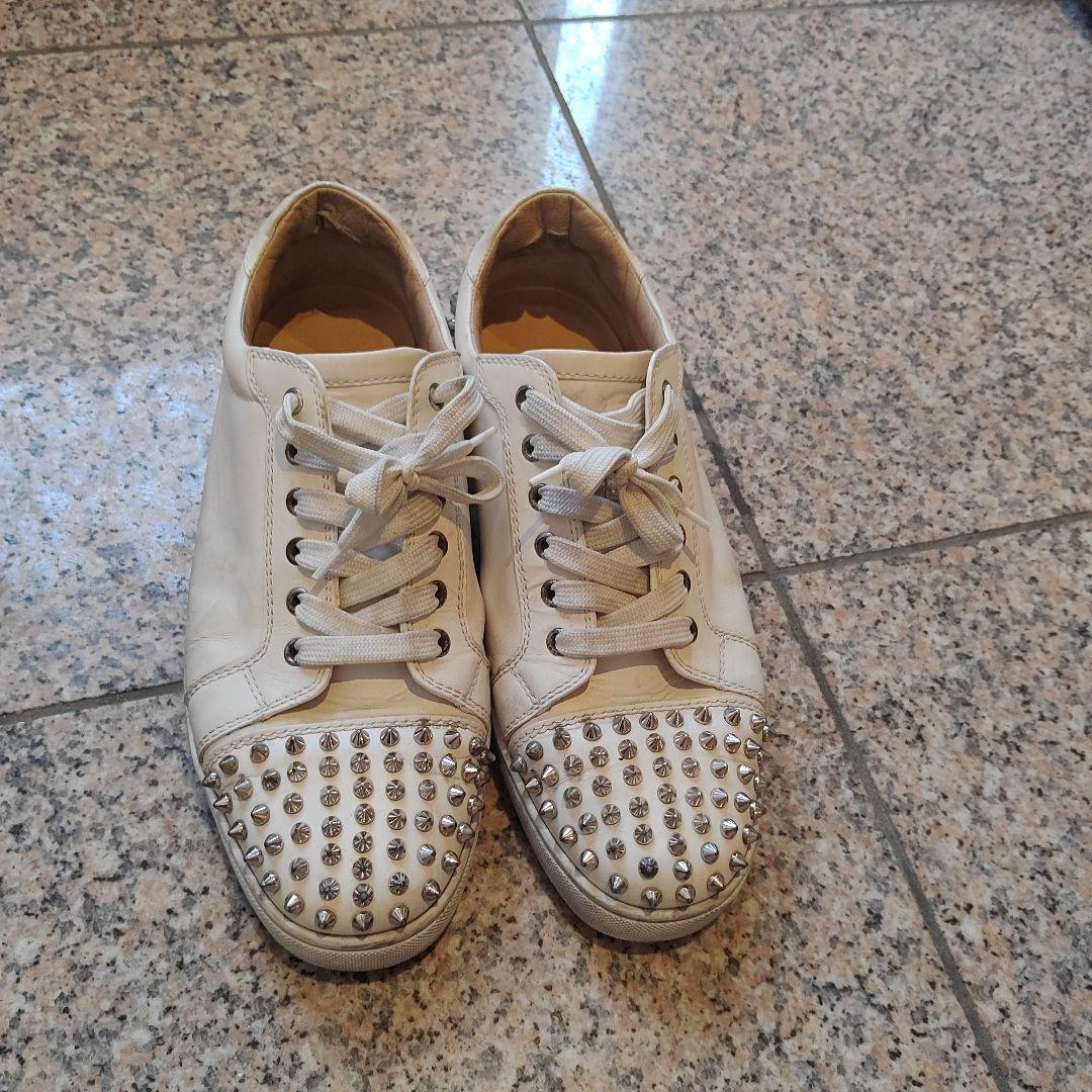 クリスチャン　ルブタン　ホワイト スタッズ付き スニーカー