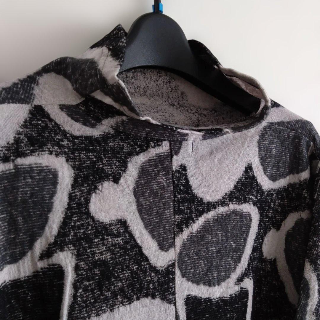 【新品】FUGAFUGA　黒と薄いグレー色の抽象模様 長袖チュニック　F