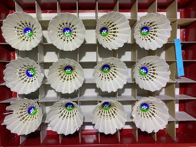 ①中古YONEXシャトルコック（ニューオフィシャル）