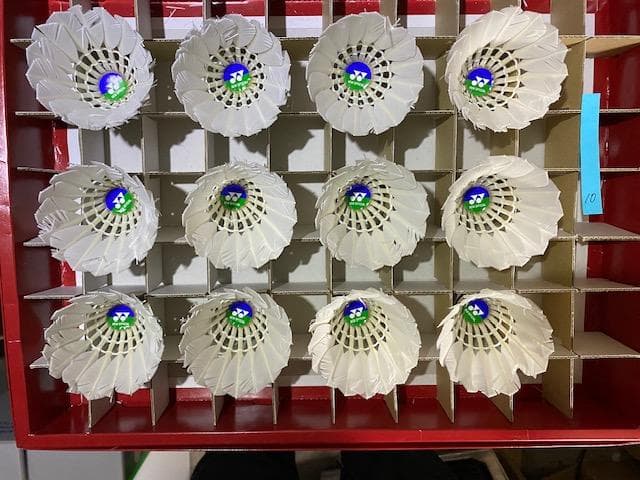 ①中古YONEXシャトルコック（ニューオフィシャル）