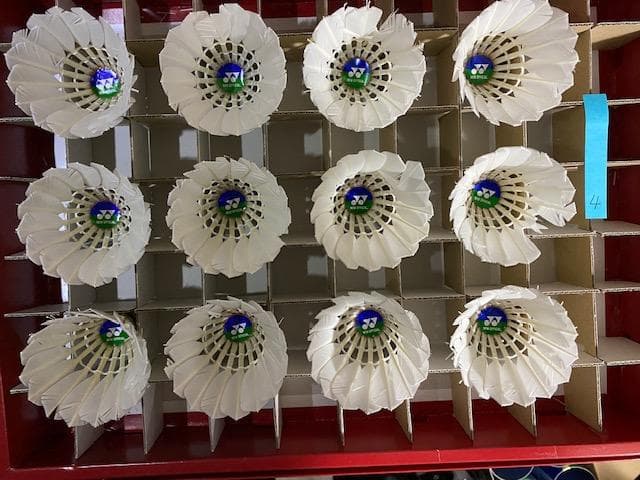 ①中古YONEXシャトルコック（ニューオフィシャル）