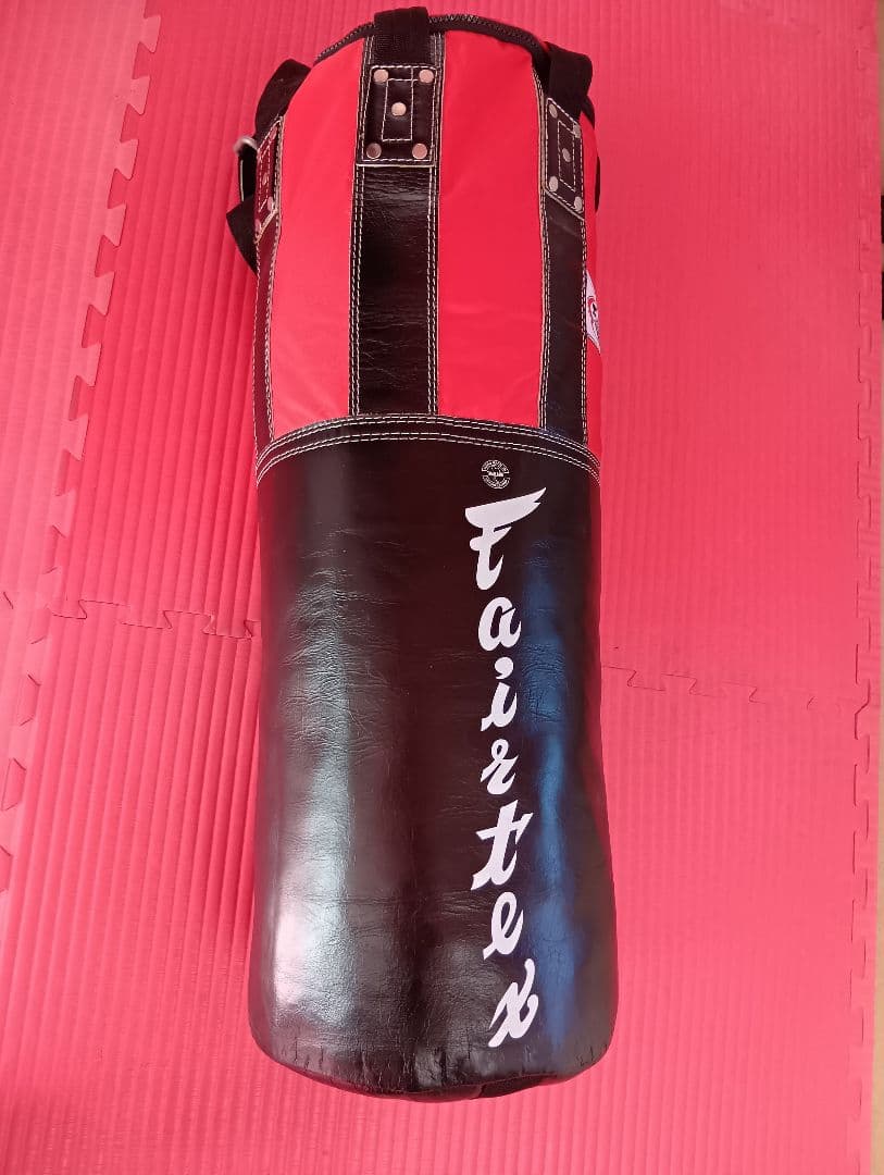 タイの老舗格闘技ブランド「Fairtex (フェアテックス)」製のサンドバッグ