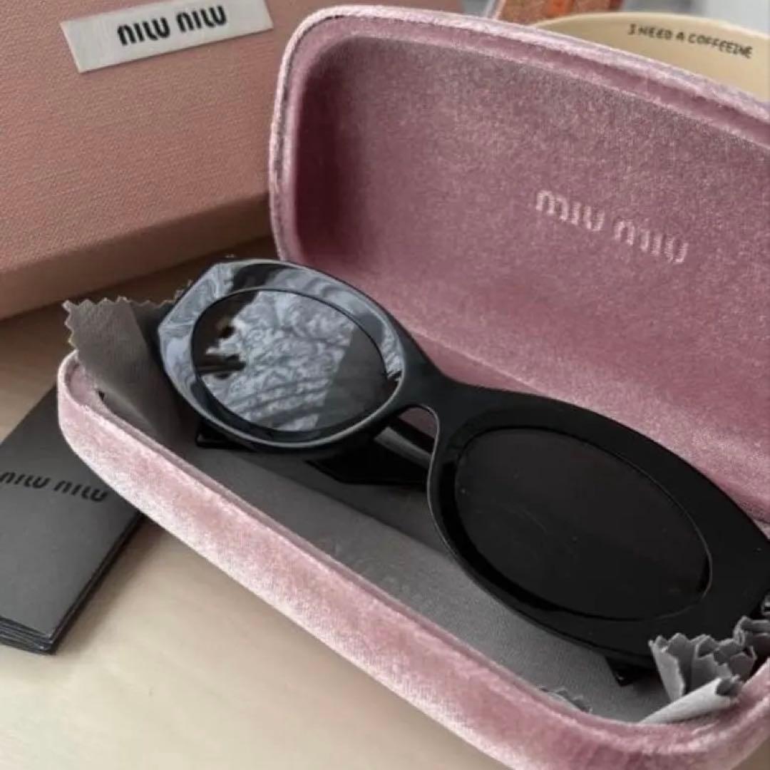 MIU MIU ブラックサングラス ケース付き