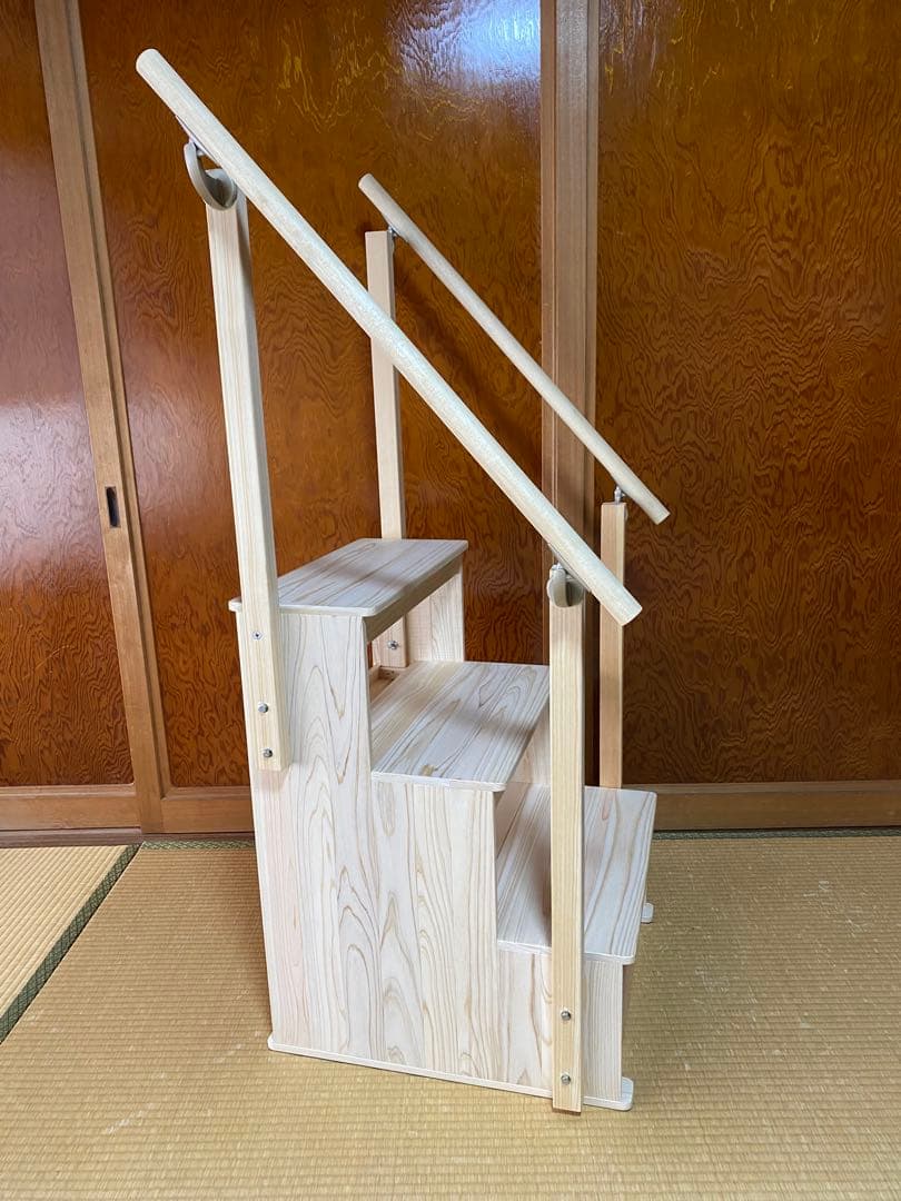 Yaskuro様限定の、手摺り付き3段の踏み台です。