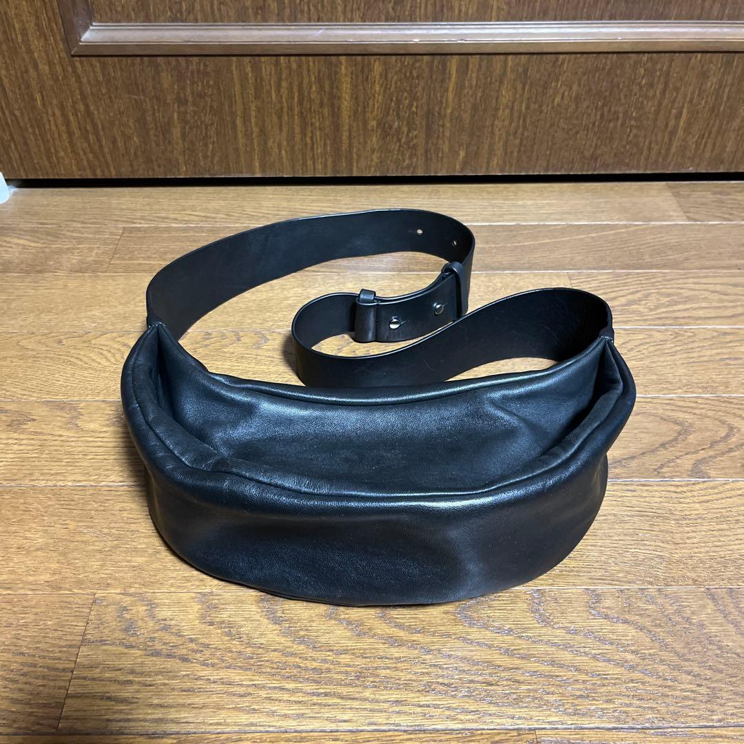完売品　COS 黒 レザーボディバッグ