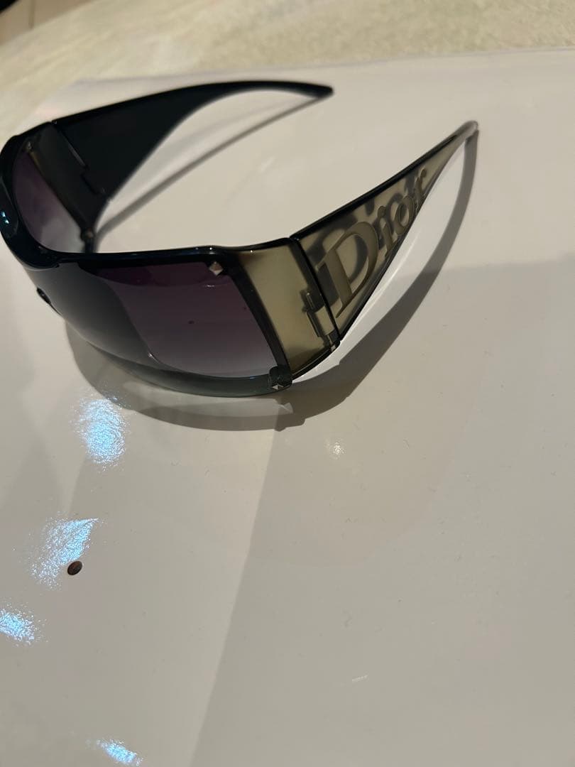 Dior グレー サングラス ロゴ入り