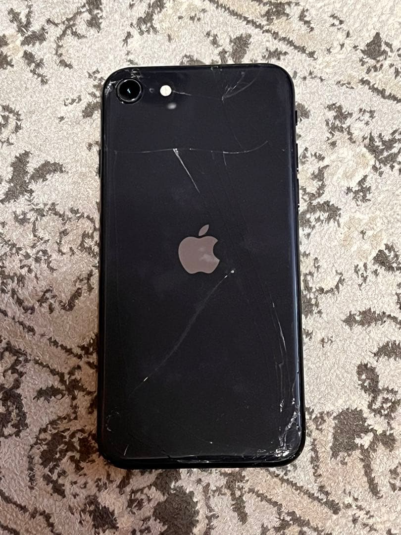 iPhoneSE2 背面割あり　指紋認証可　タッチ決済可能