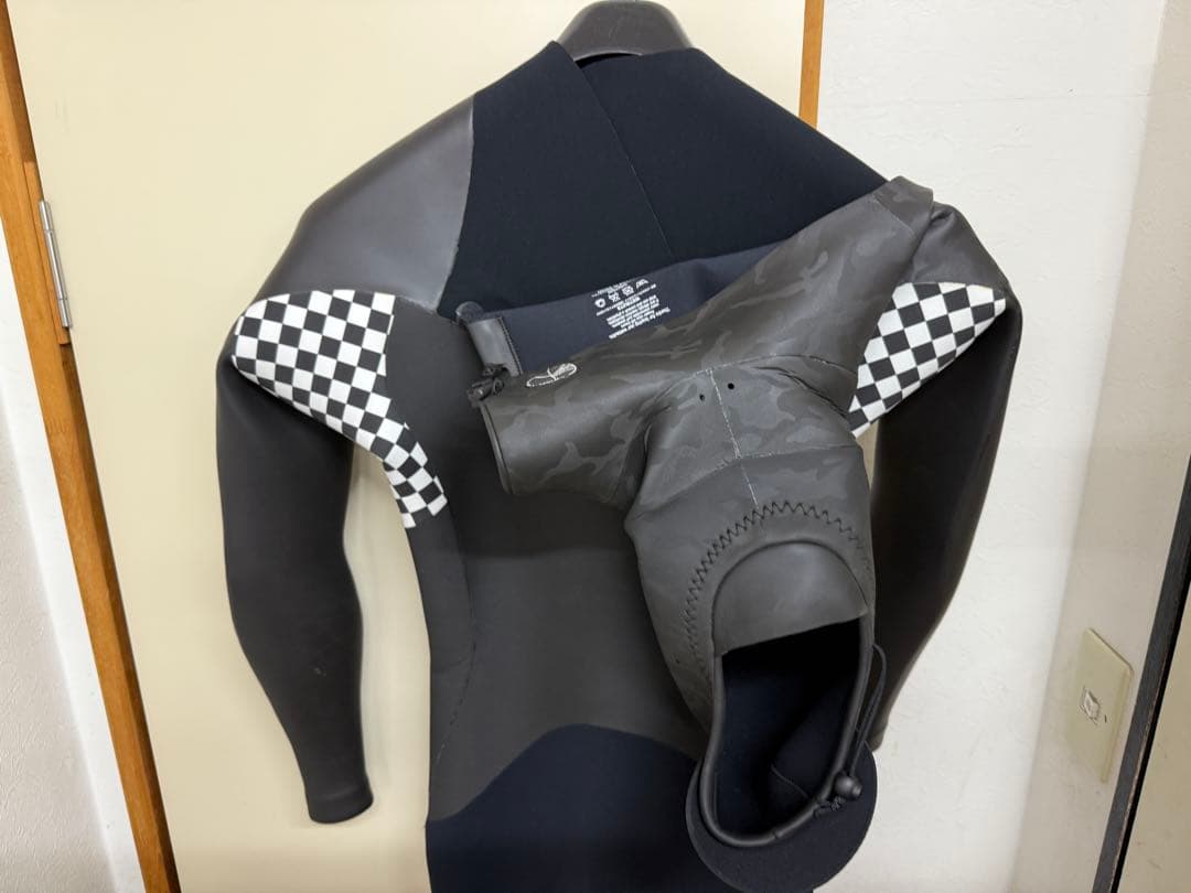 サイバーウエットスーツ　フルスーツ新品未使用　レディースモデル　フード付き