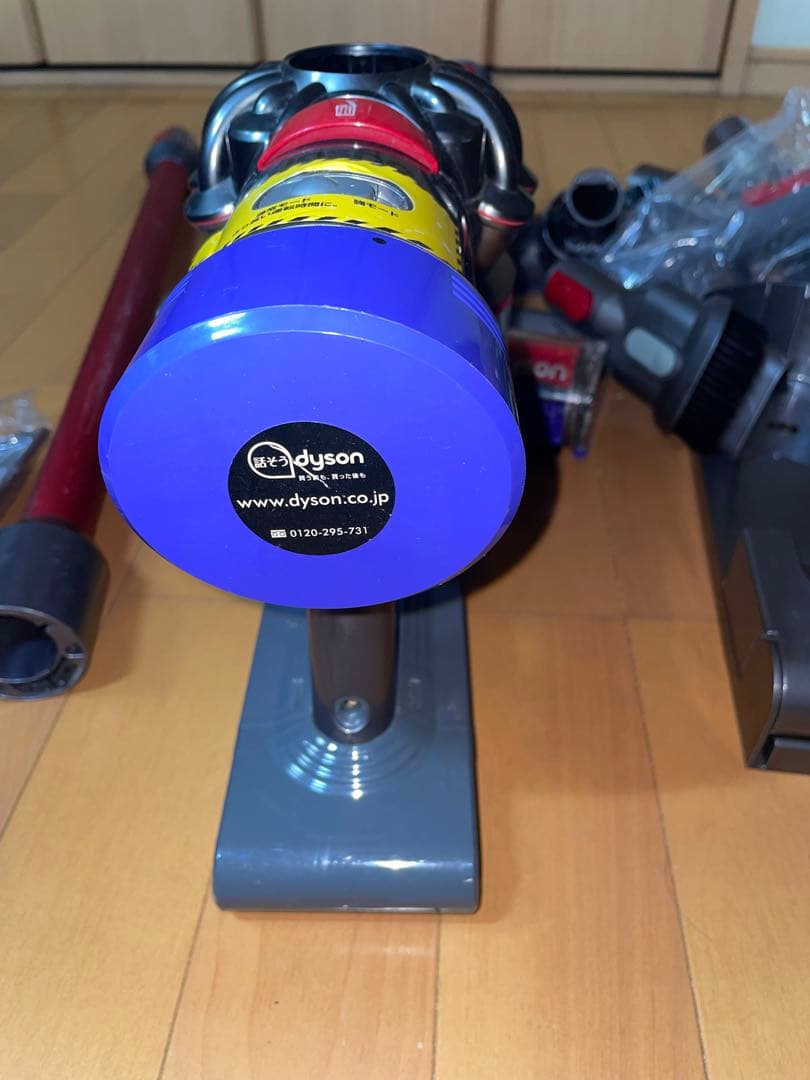 ダイソンV8 SV10コードレスクリーナー掃除機1