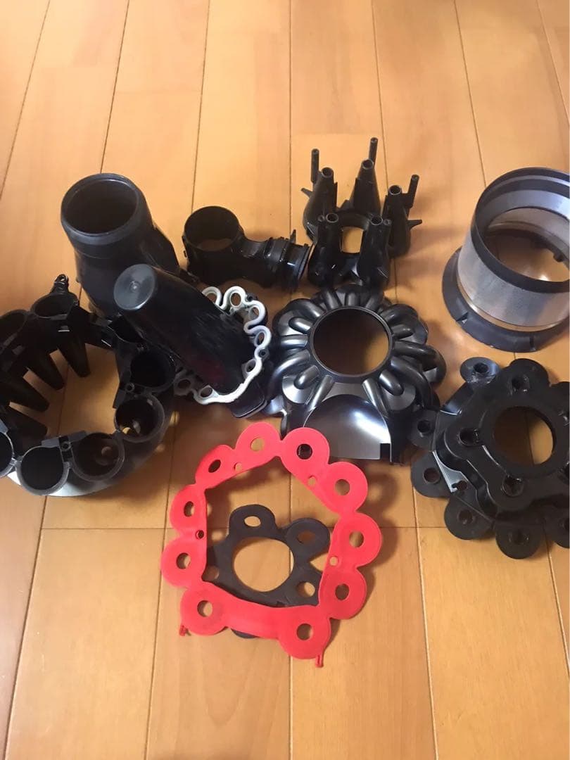 ダイソンV8 SV10コードレスクリーナー掃除機1