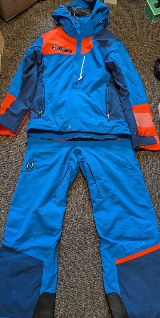 ONYONE　スキーウェア サイズM 上下セット
