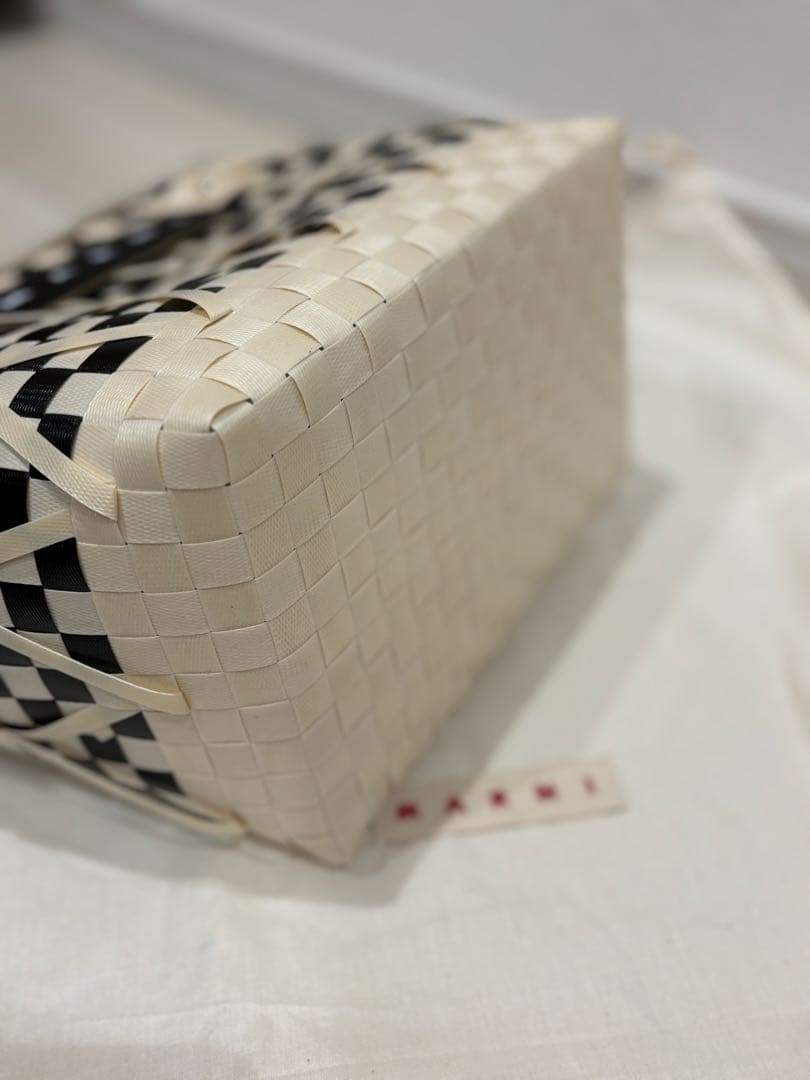 ゆっきー　MARNI マルニ 超美品 かごバッグ ホワイト/ブラック