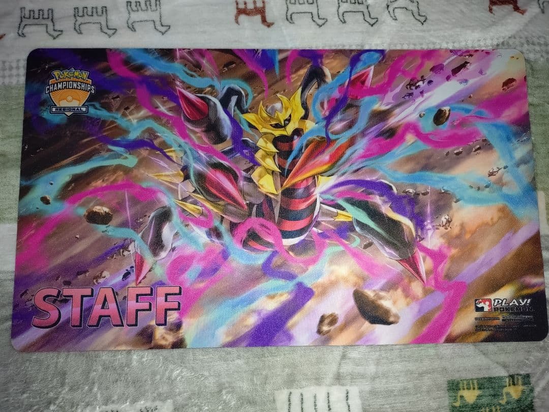 未使用　ギラティナ　海外公式プレイマット　STAFF