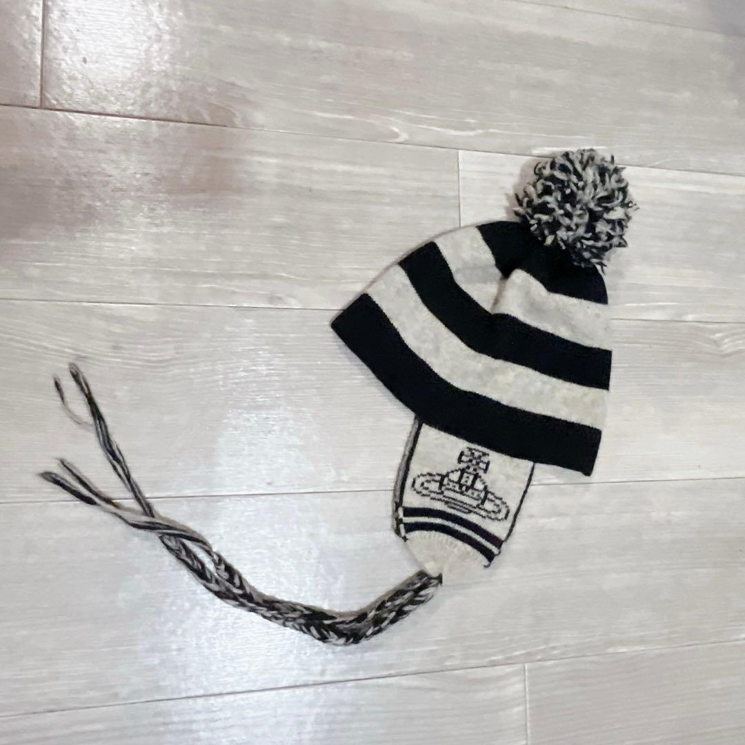 ヴィヴィアンウエストウッド　耳当て付きボンボンニット帽　ボーダーNANAシン着用