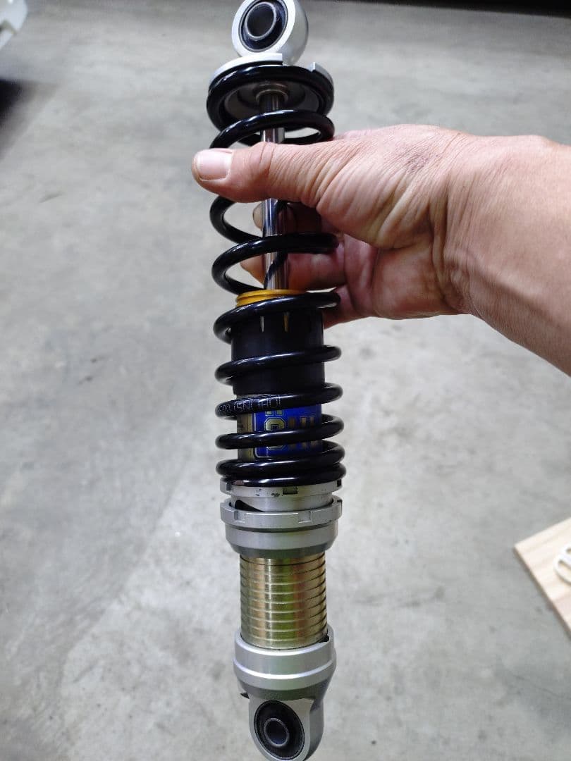 W650オーリンズKA224リアショック