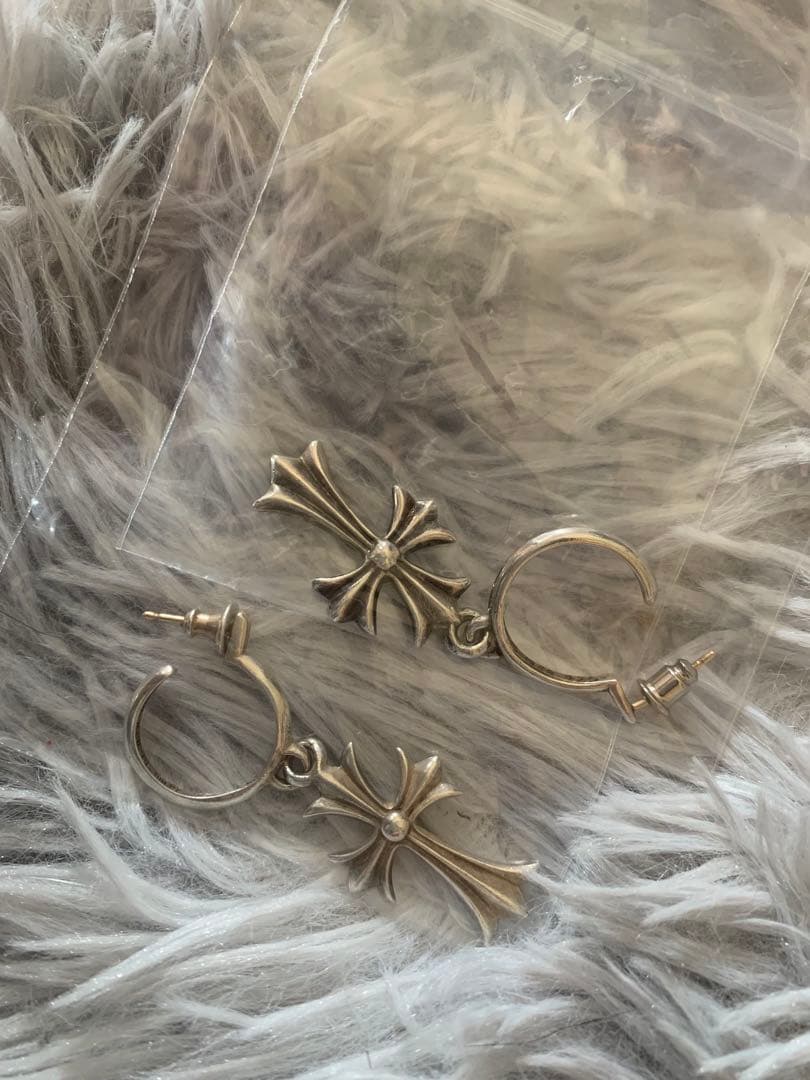 【クロムハーツ タイニーCHクロス フープピアス シルバー】