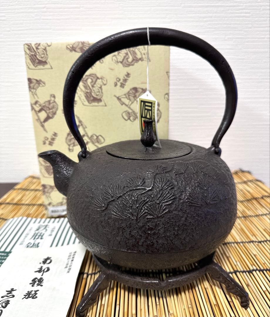 新品、供箱、付属品付　南部喜州 (及川 喜徳)造　鍛治打袋鉉　１５型　南部鉄瓶