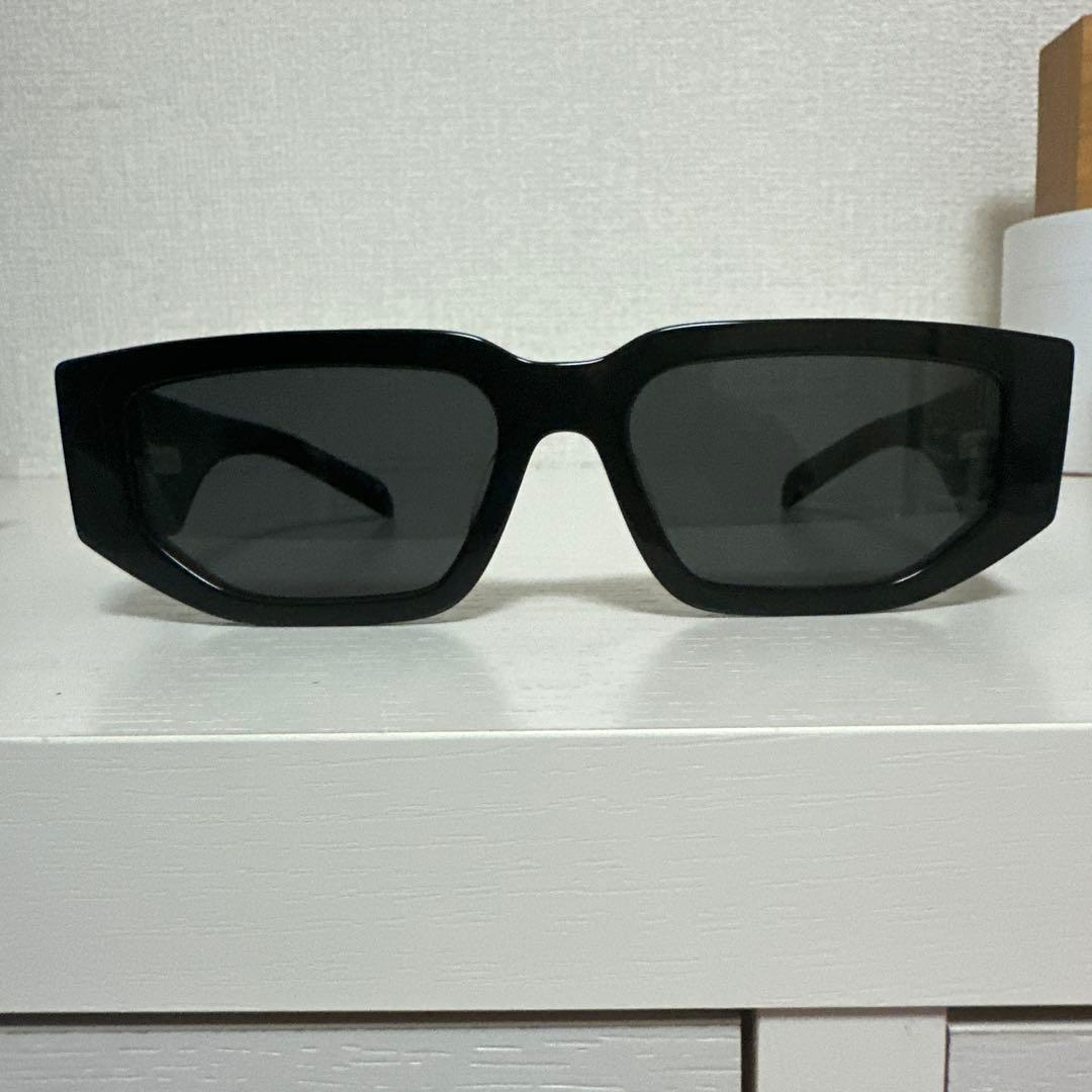 PRADA ブラックサングラス 55D17