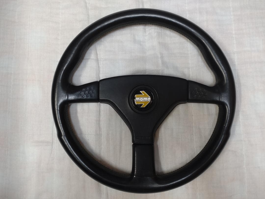 MOMOステアリングホイール〈即日発送〉
